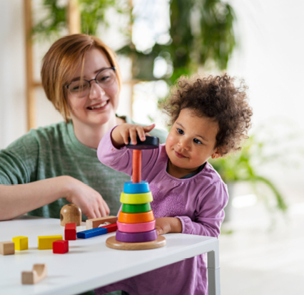 Enfant et maman qui jouent avec des anneaux