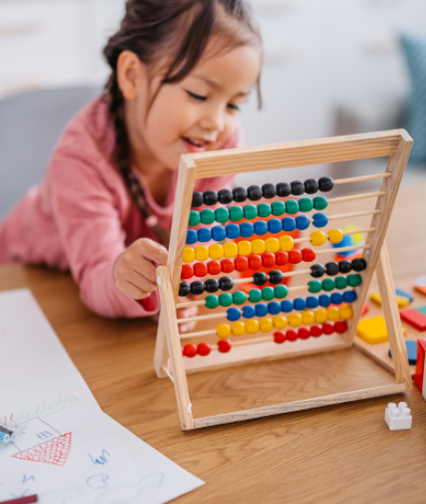 Enfant qui joue avec un boulier