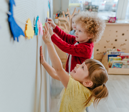 Enfants qui décorent